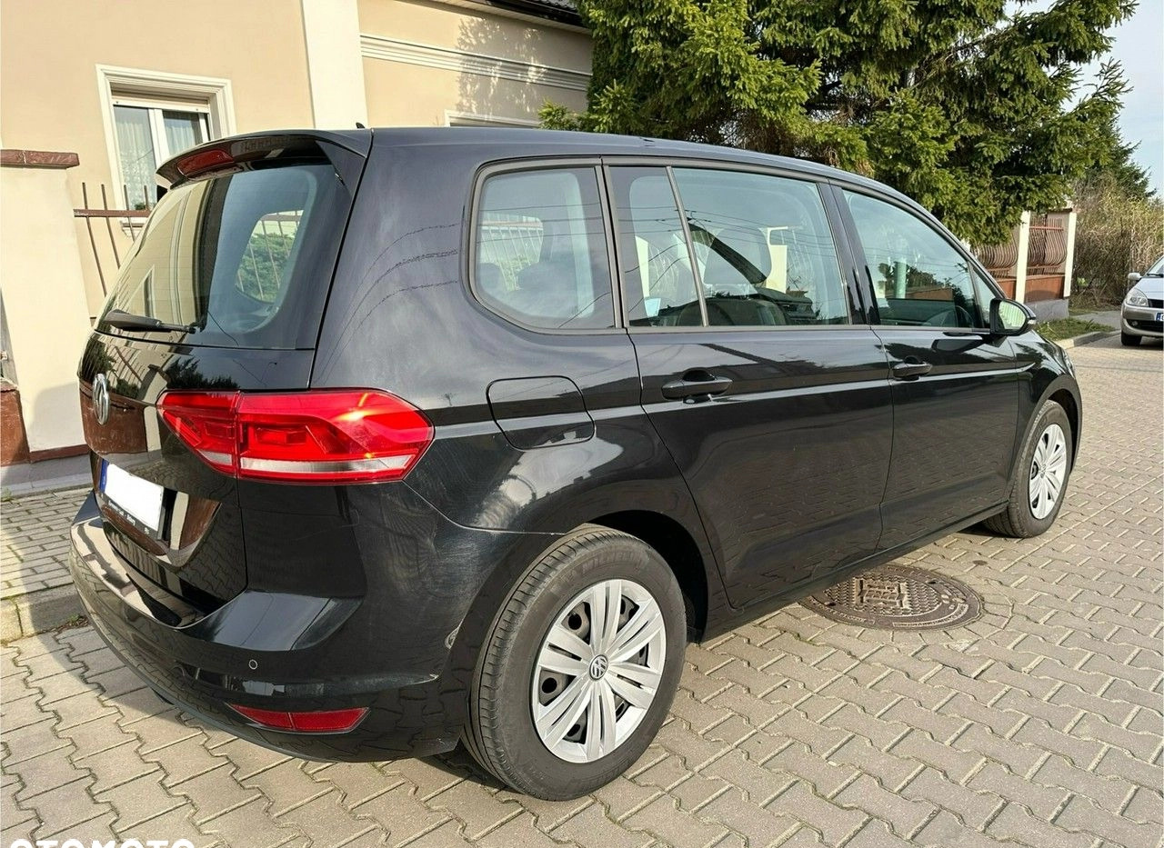 Volkswagen Touran cena 59600 przebieg: 220100, rok produkcji 2017 z Koszalin małe 232